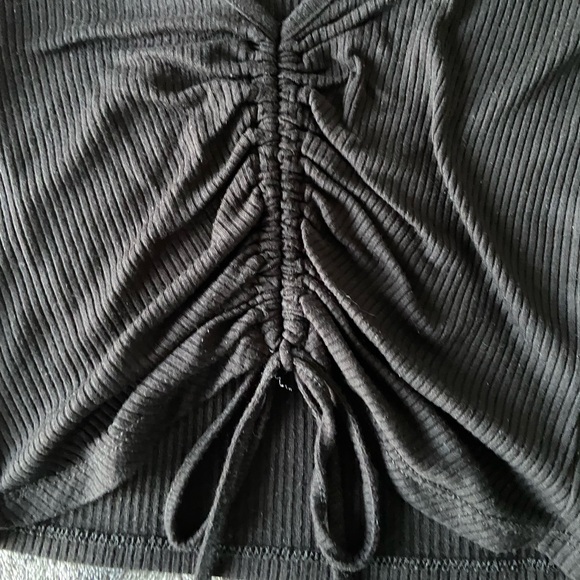 black v-neck plunge and scrunch top from garage - Picture 3 of 4